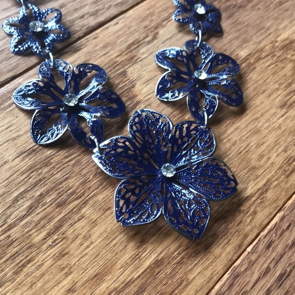 NAVY silver fillagree floral necklace - Picture 2 of 4